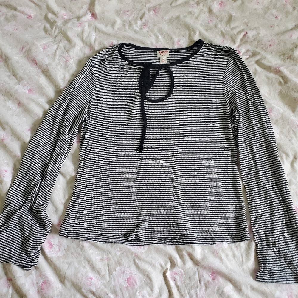 Bell sleeve keyhole top